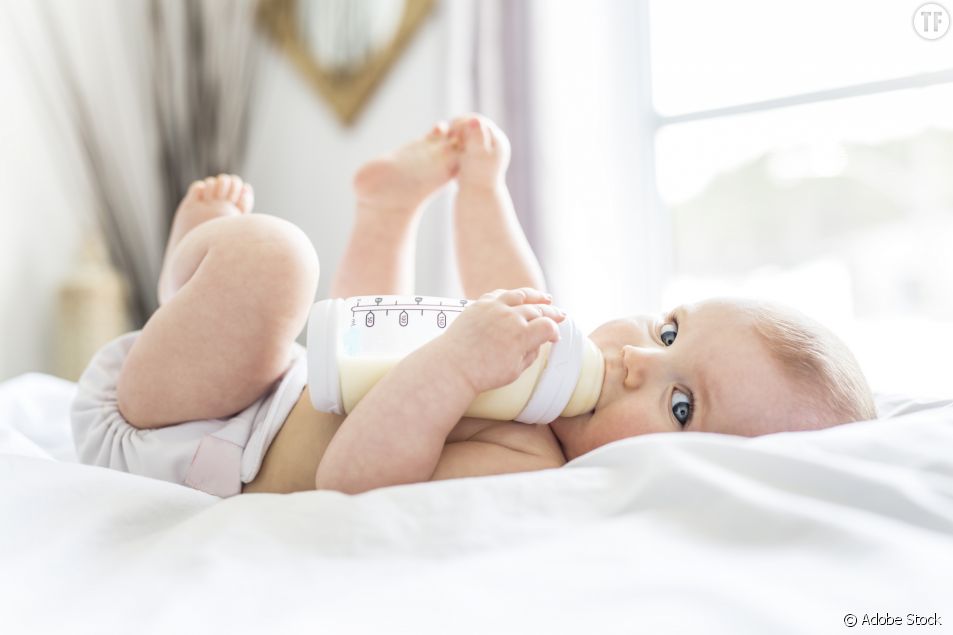 Un bébé avalerait un million de microparticules de plastique de son biberon : que faire ?