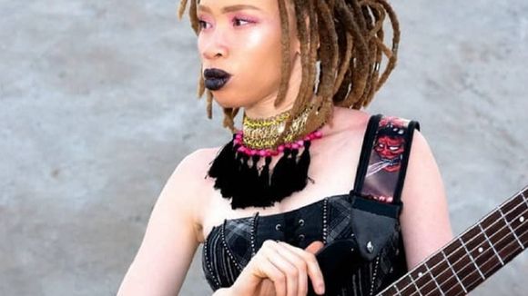 Maah Khoudia Keïta, la bassiste albinos féministe qui monte au front