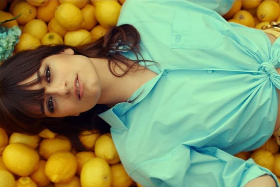 Clara Luciani dans le clip "Le reste"