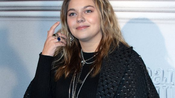 "Ce n'est pas toujours facile de s'accepter" : Louane évoque ses complexes avec bienveillance