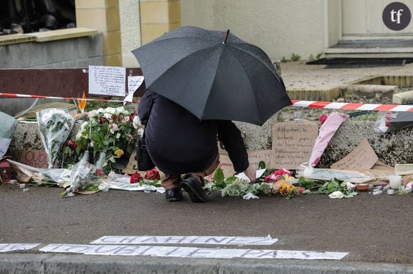 A Mérignac, des fleurs déposées devant le domicile de Chahinez Daoud.