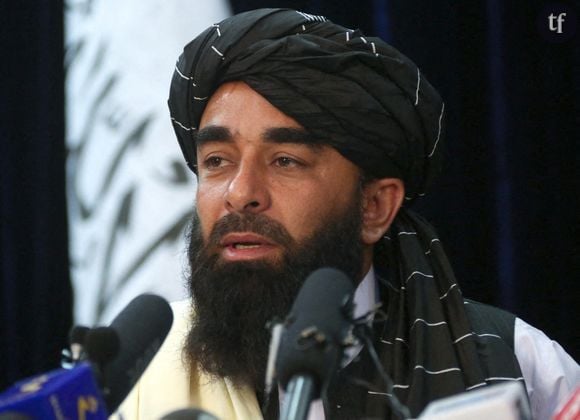 Le porte-parole des talibans, Zabihullah Mujahid, prend la parole lors de la première conférence de presse officielle à Kaboul, en Afghanistan.