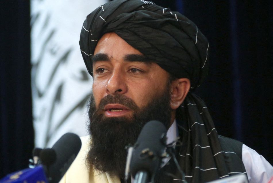 Le porte-parole des talibans, Zabihullah Mujahid, prend la parole lors de la première conférence de presse officielle à Kaboul, en Afghanistan.