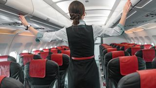 Les hôtesses de l'air de SkyUp troquent jupe et talons contre pantalon et baskets