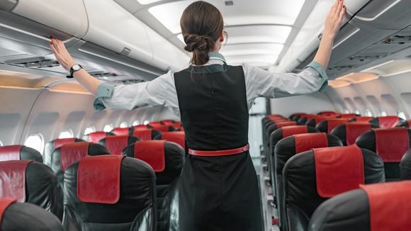 Les hôtesses de l'air de SkyUp troquent jupe et talons contre pantalon et baskets