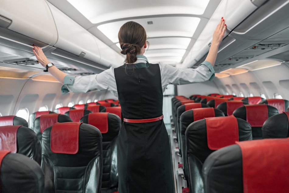 La compagnie aérienne SkyUp autorise (enfin) ses hôtesses à laisser tomber jupe et talons
