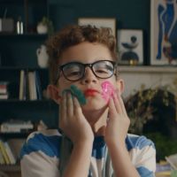 Un enfant maquillé, une maison saccagée : cette pub énerve les réacs britanniques