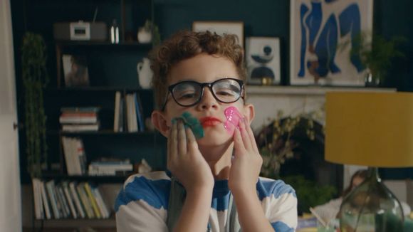 Un enfant maquillé, une maison saccagée : cette pub énerve les réacs britanniques