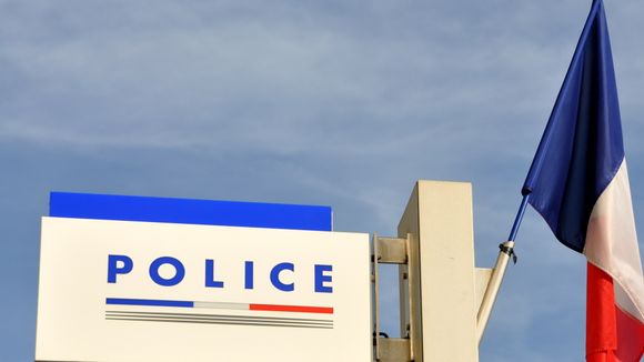 Où est le policier recherché pour le meurtre de sa compagne ?