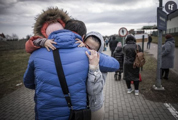 Des réfugiés ukrainiens après leurs passage de la frontière polonaise à Medyka le 25 février 2022