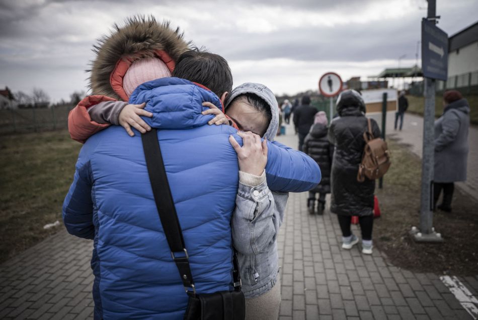 Des réfugiés ukrainiens après leurs passage de la frontière polonaise à Medyka le 25 février 2022