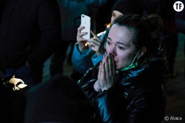 Une femme de la ville polonaise de Przemyśl attend ses proches arrivant de Kiev en Ukraine le 24 février 2022