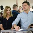  Le président ukrainien Volodymyr Zelensky et sa femme Olena votent lors des élections législatives en 2019 