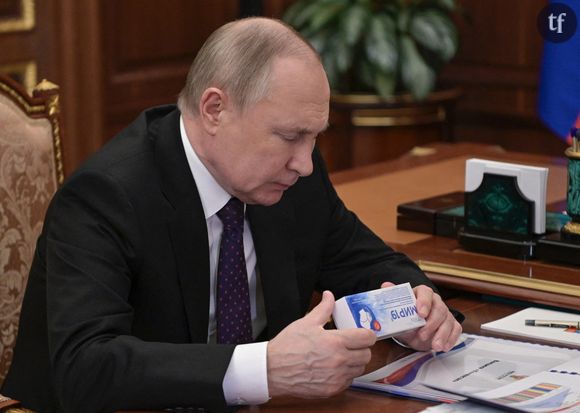 Vladimir Poutine lors d'une réunion avec Veronika Skvortsova, chef de l'Agence fédérale russe de biologie médicale au Kremlin de Moscou.15 mars 2022.