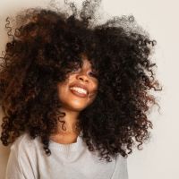 A Londres, une joyeuse expo célèbre les cheveux bouclés, crépus et afros