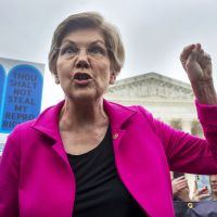 "Nous allons nous battre" : la sénatrice Elizabeth Warren devant la Cour suprême pour défendre l'IVG