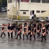 Une parade de femmes en maillot pendant un défilé militaire en Colombie indigne