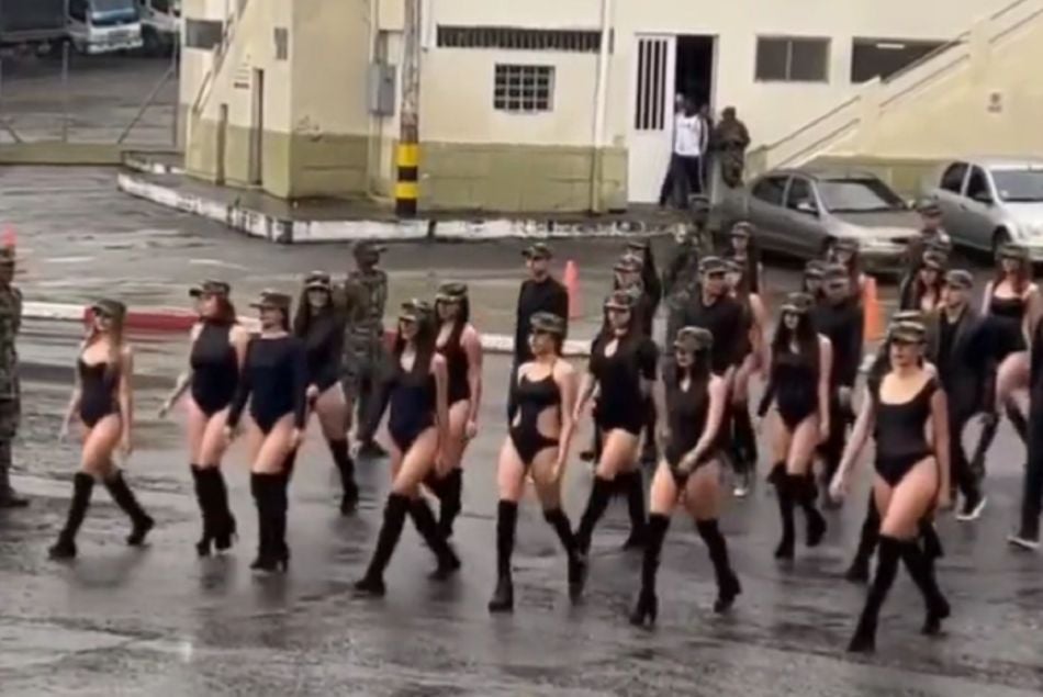 En Colombie, des femmes en maillot de bain paradent pendant un défilé militaire bien sexiste