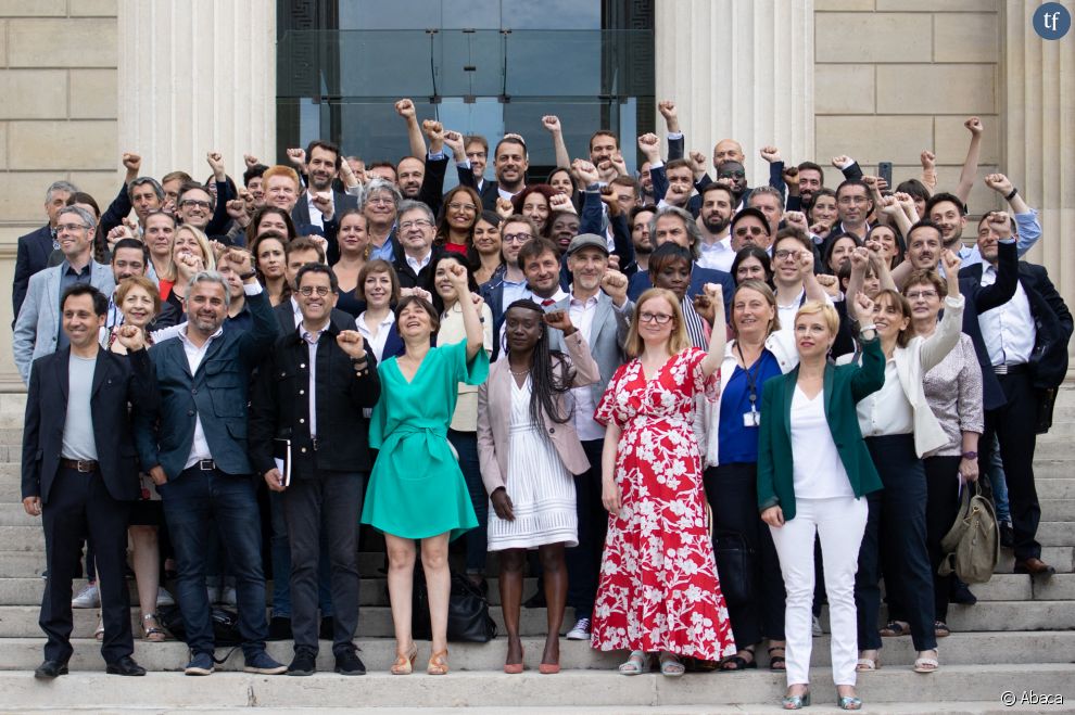  Les nouveaux députés La France Insoumise (LFI) et membres de la Nupes devant l&#039;Assemblée Nationale le 21 juin 2022 