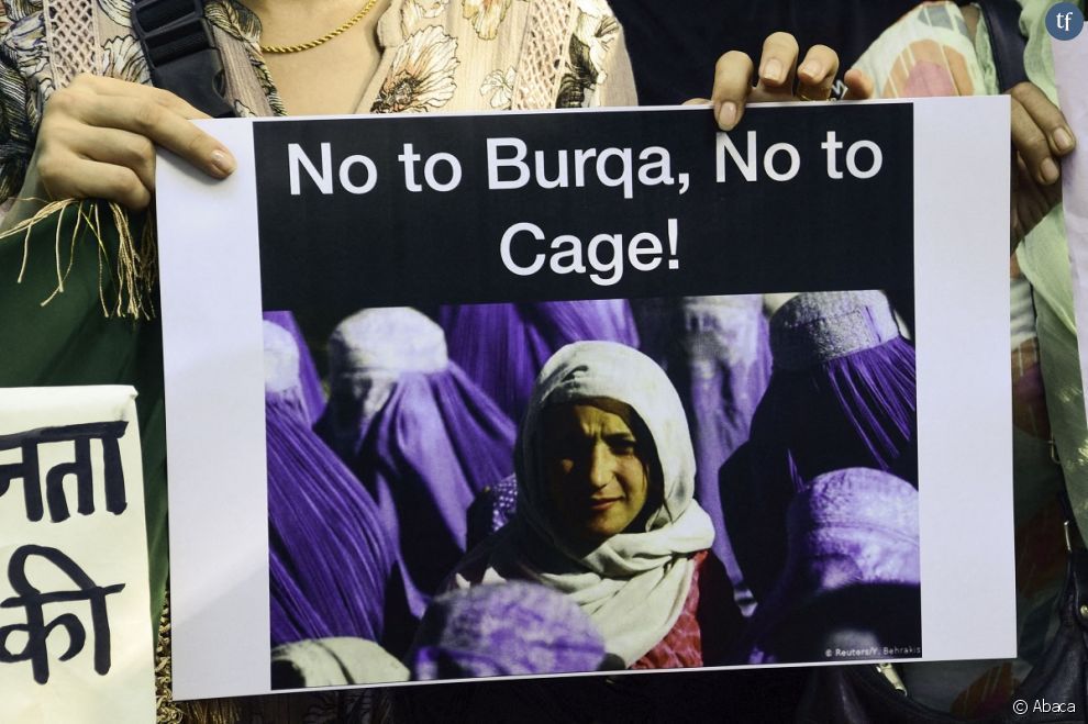 Une manifestante tient une pancarte lors d&#039;une manifestation anti-talibans à New Delhi, en Inde, le 23 août 2021.