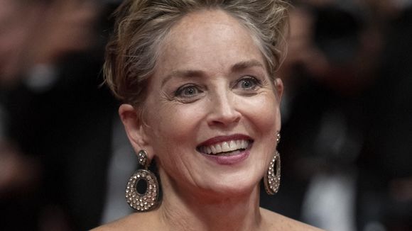 Sharon Stone célèbre ses "imperfections" en maillot (et ça fait du bien)