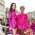  Anne Hathaway et Ariana DeBose adoptent la tendance Barbicore rose au défilé Valentino le 8 juillet 2022 à Rome 