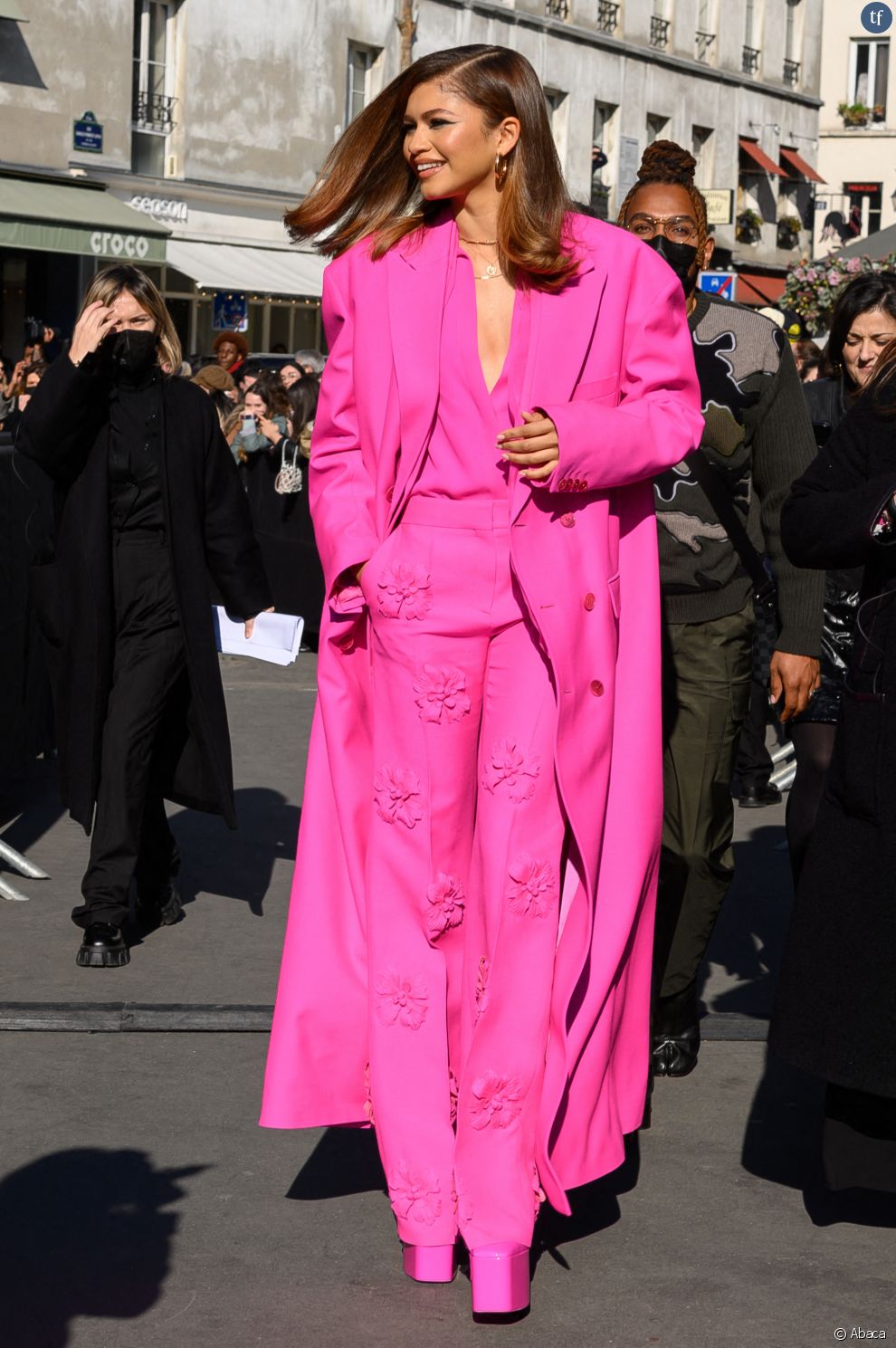  Zendaya tout en rose lors du défilé Valentino le 6 mars 2022 à Paris 