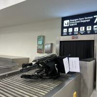 Une passagère privée de son fauteuil roulant relate sa déplorable expérience à l'aéroport