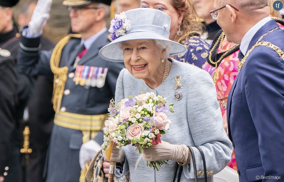  La reine Elisabeth II d&#039;Angleterre, accompagnée du prince Edward, comte de Wessex et Sophie Rhys-Jones, comtesse de Wessex, assiste à la cérémonie des clés sur le parvis du palais de Holyroodhouse à Édimbourg, Royaume Uni, le 27 juin 2022, dans le cadre de son traditionnel voyage en Écosse pour la semaine de Holyrood. 