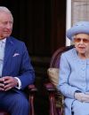  La reine Elisabeth II d'Angleterre, accompagnée du prince Charles, prince de Galles, assiste à la parade de la Royal Company of Archers dans les jardins du palais de Holyroodhouse à Édimbourg, Royaume Uni, le 30 juin 2022. 