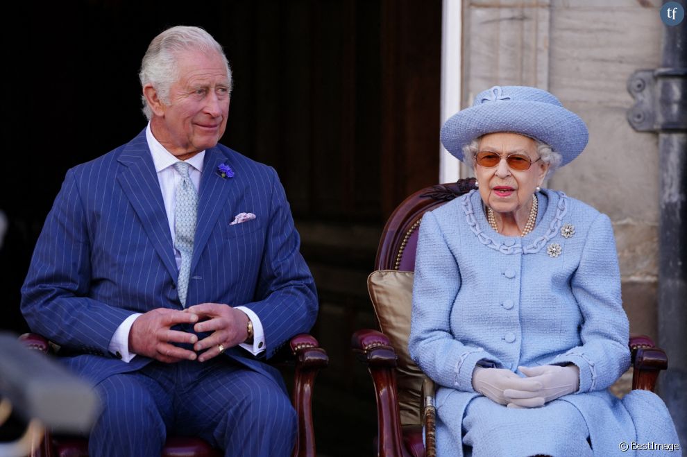  La reine Elisabeth II d&#039;Angleterre, accompagnée du prince Charles, prince de Galles, assiste à la parade de la Royal Company of Archers dans les jardins du palais de Holyroodhouse à Édimbourg, Royaume Uni, le 30 juin 2022. 