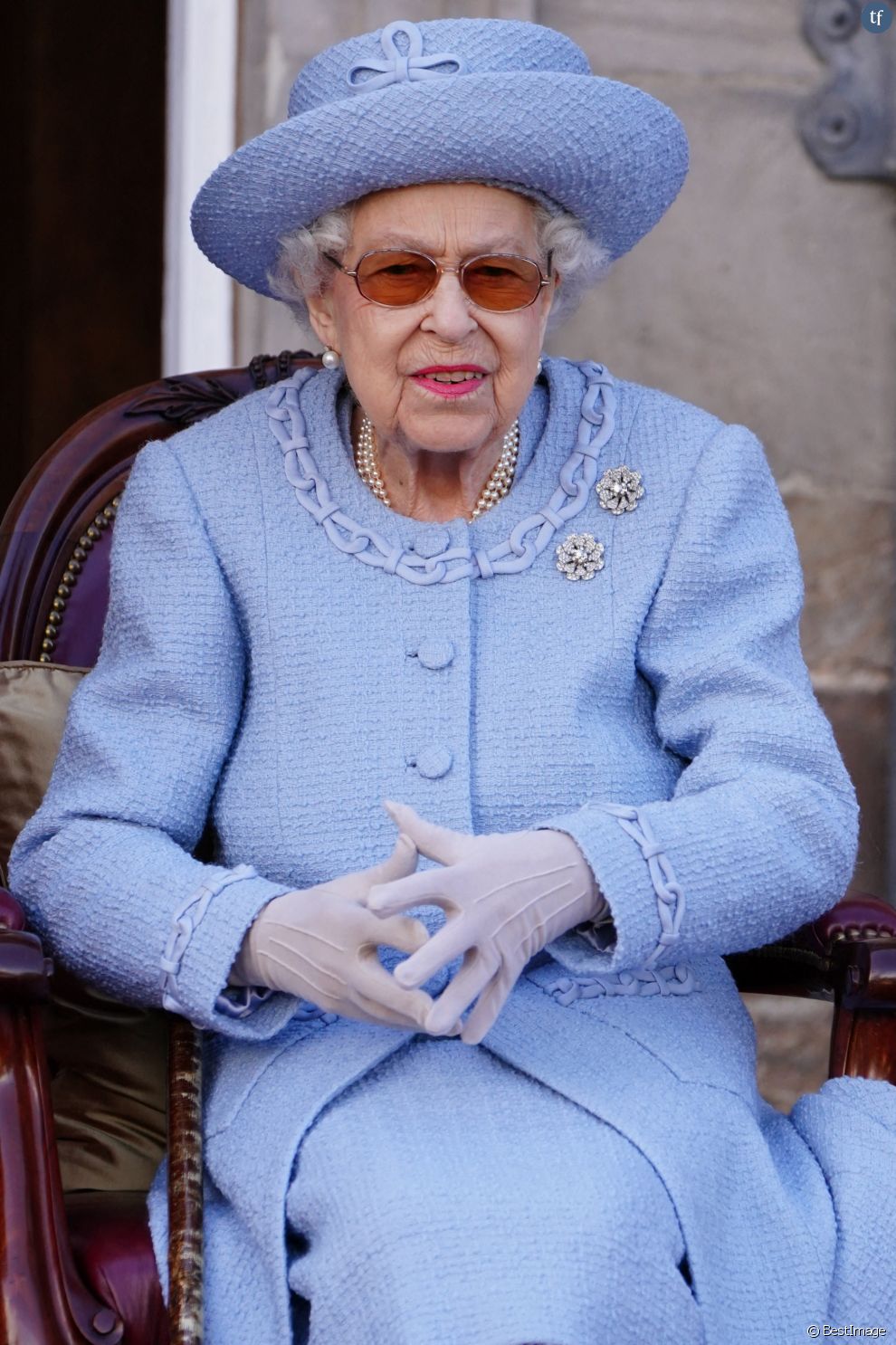  La reine Elisabeth II d&#039;Angleterre assiste à la parade de la Royal Company of Archers dans les jardins du palais de Holyroodhouse à Édimbourg, Royaume Uni, le 30 juin 2022. 