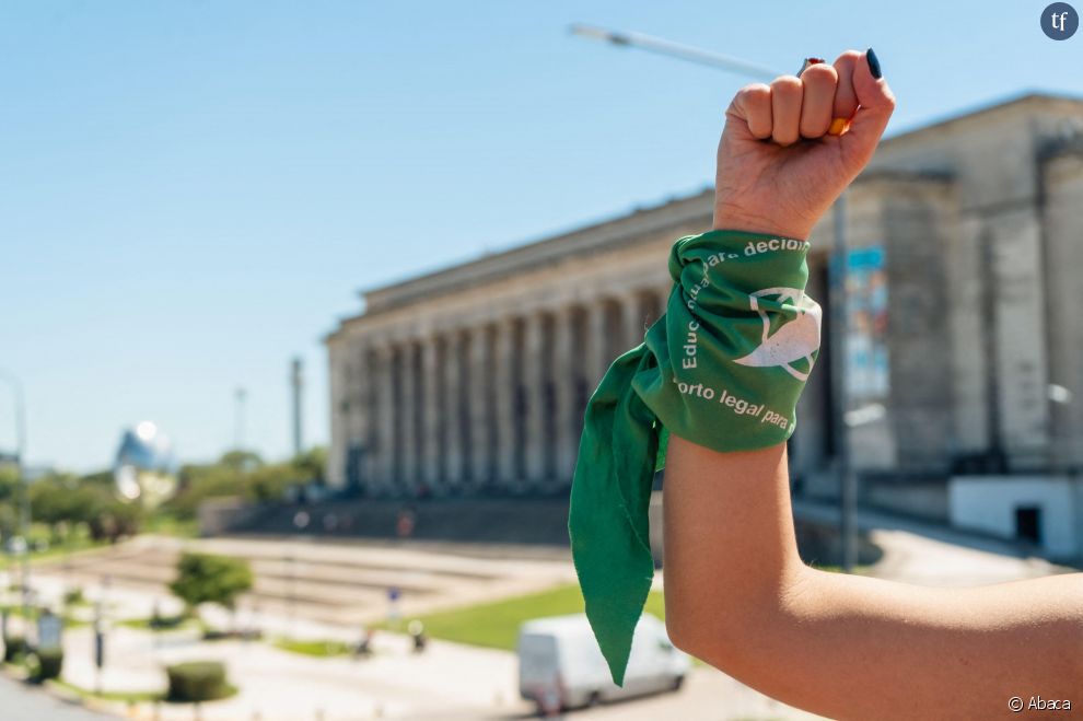 Poing avec un foulard vert symbolisant la lutte féministe pour l&#039;égalité et l&#039;avortement légal en Amérique latine. Avortement légal, sûr et gratuit.