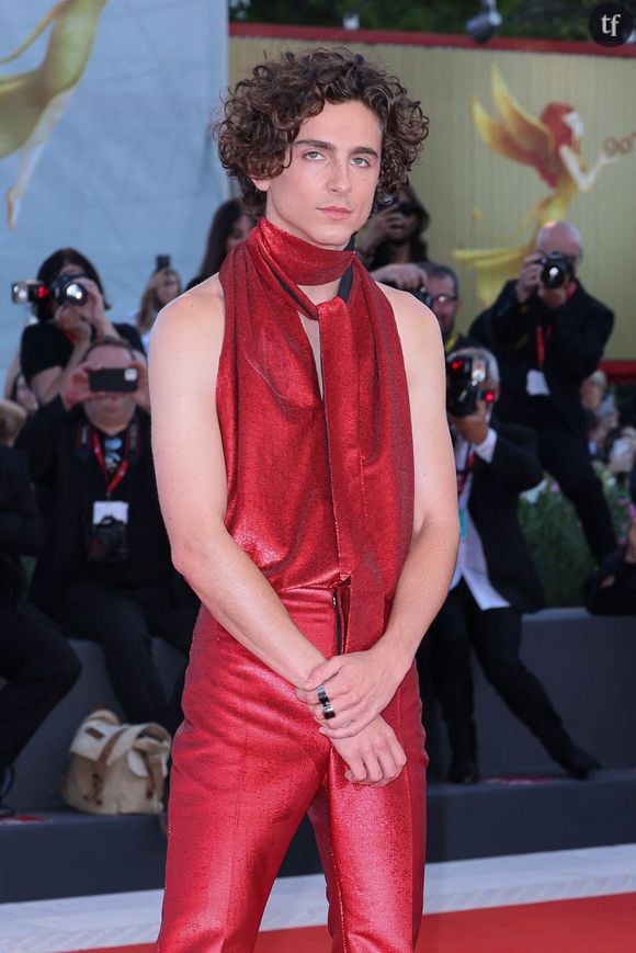 Lors de la 79ème édition de la Mostra de Venise, Timothée Chalamet a suscité les passions en arborant un jumpsuit rouge et décolleté, dévoilant son dos nu.