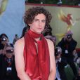 A la Mostra de Venise, Timothée Chalamet a suscité les passions en arborant un jumpsuit rouge et décolleté, dévoilant son dos nu.