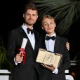  Le réalisateur Lukas Dhont et l'acteur Eden Dambrine recevant le Grand prix à Cannes pour "Close" le 28 mai 2022 