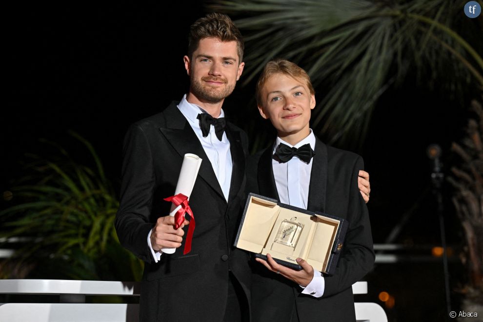  Le réalisateur Lukas Dhont et l&#039;acteur Eden Dambrine recevant le Grand prix à Cannes pour &quot;Close&quot; le 28 mai 2022 