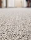   Comme le tapis, la moquette va permettre de maintenir la chaleur provenant du sol et offre une surface moins froide que le plancher ou le carrelage  