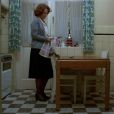 Dans ce film de 1976, la cinéaste belge relate de manière quasi documentaire le quotidien d'une veuve quadragénaire qui, entre deux tâches domestiques, se prostitue.