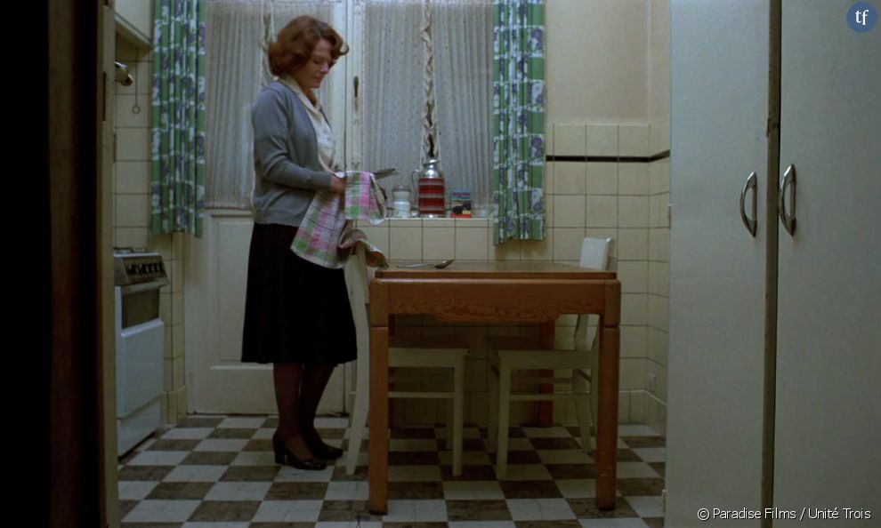 Dans ce film de 1976, la cinéaste belge relate de manière quasi documentaire le quotidien d&#039;une veuve quadragénaire qui, entre deux tâches domestiques, se prostitue.