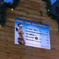 Des femmes en lingerie sur un marché de Noël : ces pubs sexistes qui ne passent plus