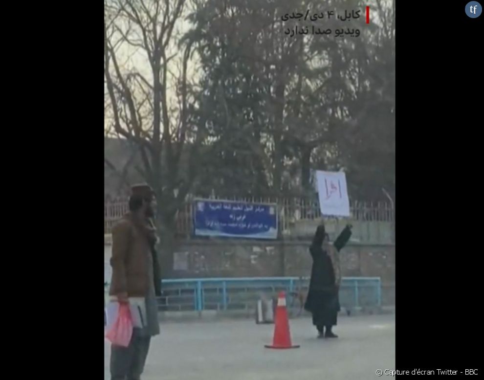  Une étudiante afghane de dix huit ans, le 25 décembre, s&#039;est opposée au régime des talibans en manifestant, seule, face à l&#039;université de Kaboul. Dans les bras, une pancarte affichant &quot;Igra&quot; : &quot;Lis&quot;.  
  