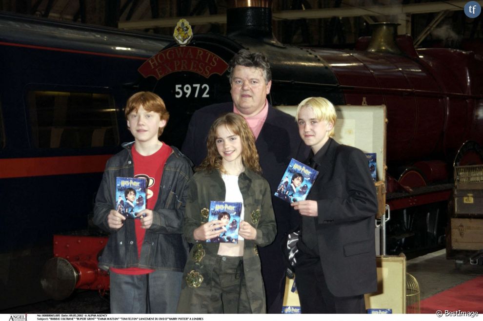  Robbie Coltrane, Rupert Grint, Emma Watson, Tom Felton au lancement du DVD d&#039;Harry Potter à Londres le 4 juin 2002. 