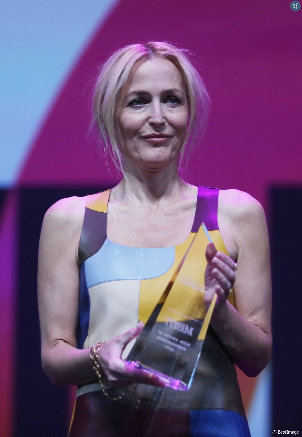  Gillian Anderson avec son prix &quot;Variety Icon Award&quot; sur scène lors de la cérémonie d&#039;ouverture de la 5ème saison du festival International des Séries &quot;Canneseries&quot; à Cannes, le 1er avril 2022.  