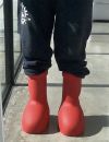 Big Red Boots. C'est l'intitulé de ces grosses bottes rouges imaginées par le collectif artistique new-yorkais MSCHF, devenues ces dernières heures étonnamment virales sur les réseaux sociaux.