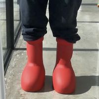 Ces grosses bottes rouges cheloues seraient-elles les nouvelles Crocs ?