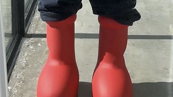 Ces grosses bottes rouges cheloues seraient-elles les nouvelles Crocs ?