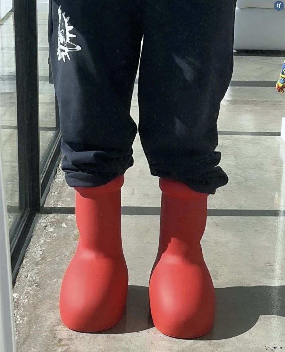 Big Red Boots. C&#039;est l&#039;intitulé de ces grosses bottes rouges imaginées par le collectif artistique new-yorkais MSCHF, devenues ces dernières heures étonnamment virales sur les réseaux sociaux.