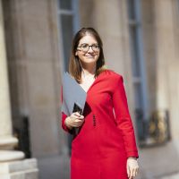 Vers un congé parental plus court mais mieux rémunéré ? La nouvelle ministre Aurore Bergé fait grincer des dents