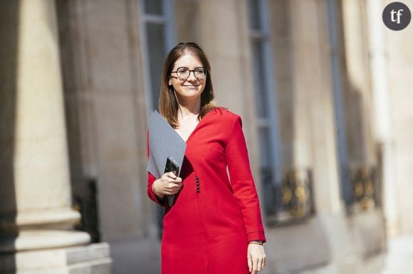 Récemment nommée ministre des Solidarités et des Familles, Aurore Bergé a fait savoir à Ouest-France qu'elle souhaiterait plancher sur un congé parental plus court mais mieux rémunéré.
 (Légende : Aurore Bergé lors de son premier meeting à l'Élysée à Paris, le 21 juillet 2023)